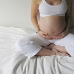 ¿Cruzar las piernas durante el embarazo afecta a mi bebé?